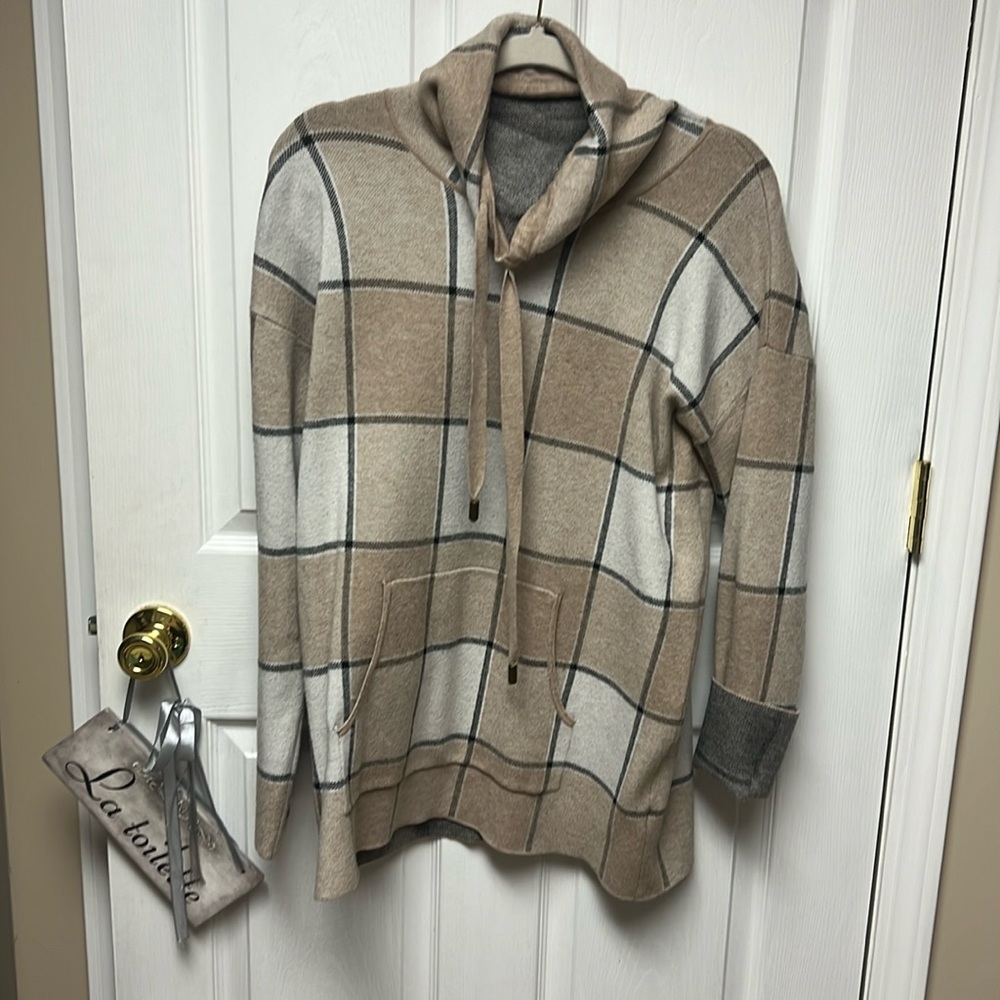 Long sweater with kangaroo pocket